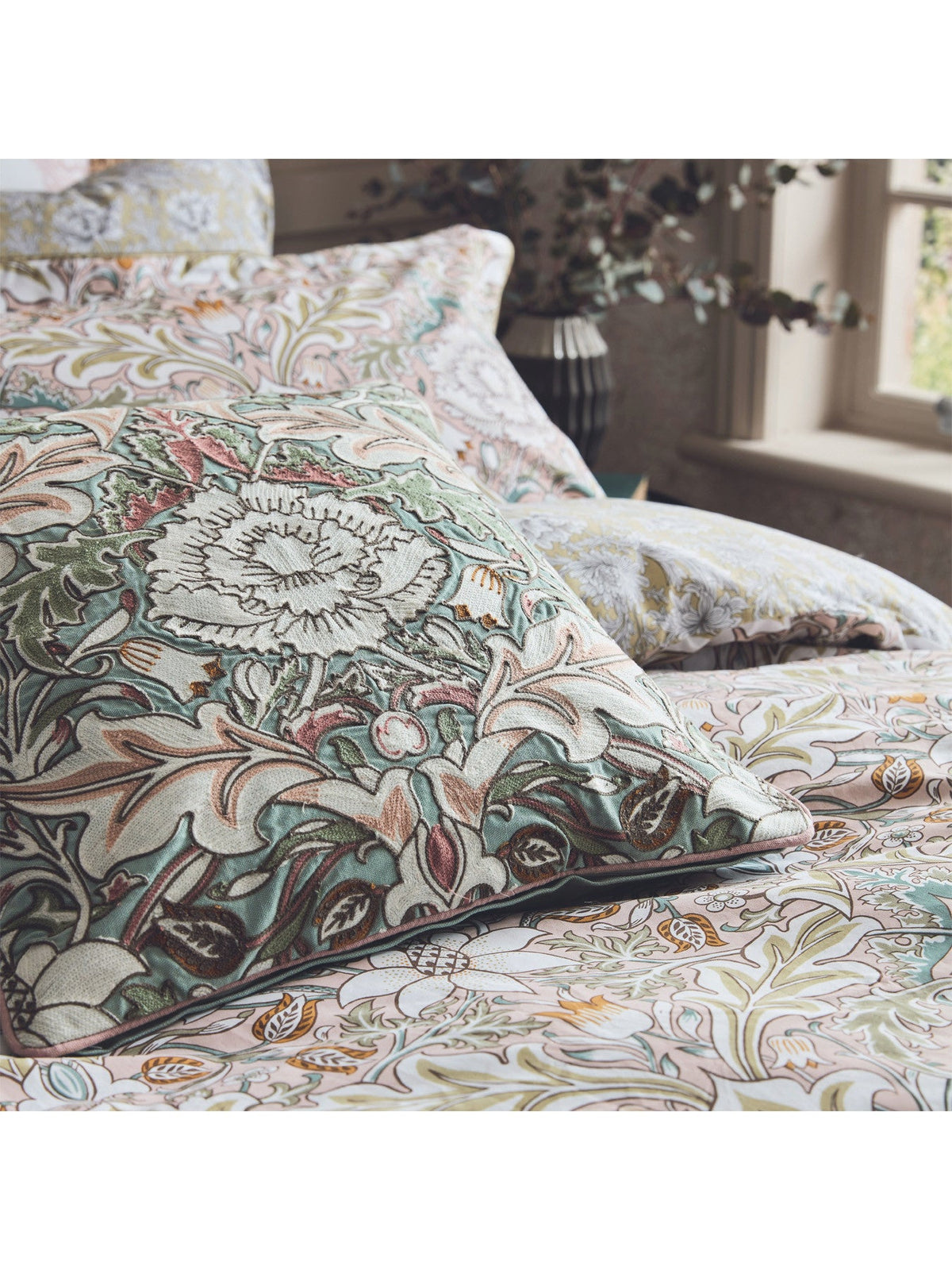 Strawberry Thief Severne Cushion